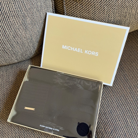 Michael Kors Scarf, Hat, Gloves Set NWT - Picture 6 of 6